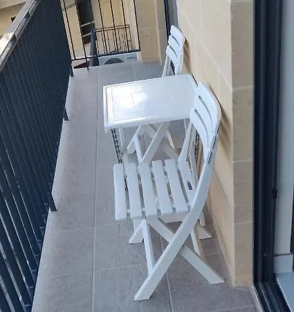 Minute Walk To The Sea *