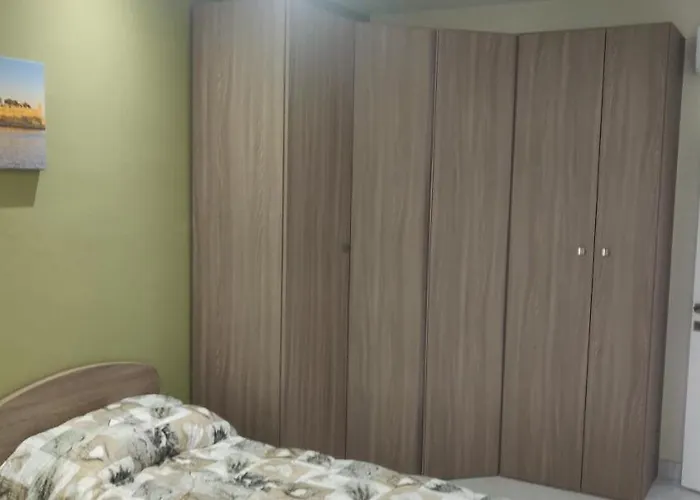 Minute Walk To The Sea *